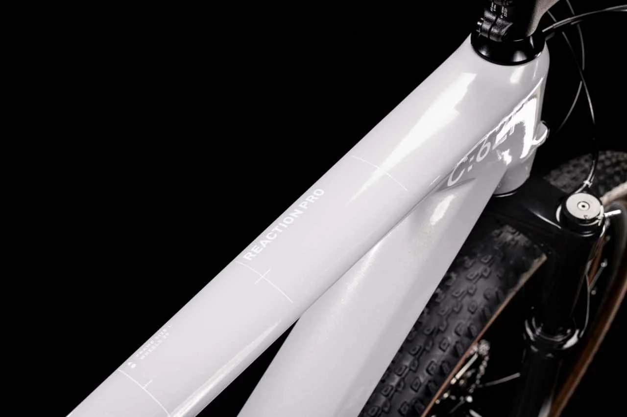 Cube Reaction C:62 Pro Prismagrey N Blue N Red Hardtail Mountainbike 4 Cube Reaction C:62 Pro Prismagrey N Blue N Red Hardtail Mountainbike – Bild 2