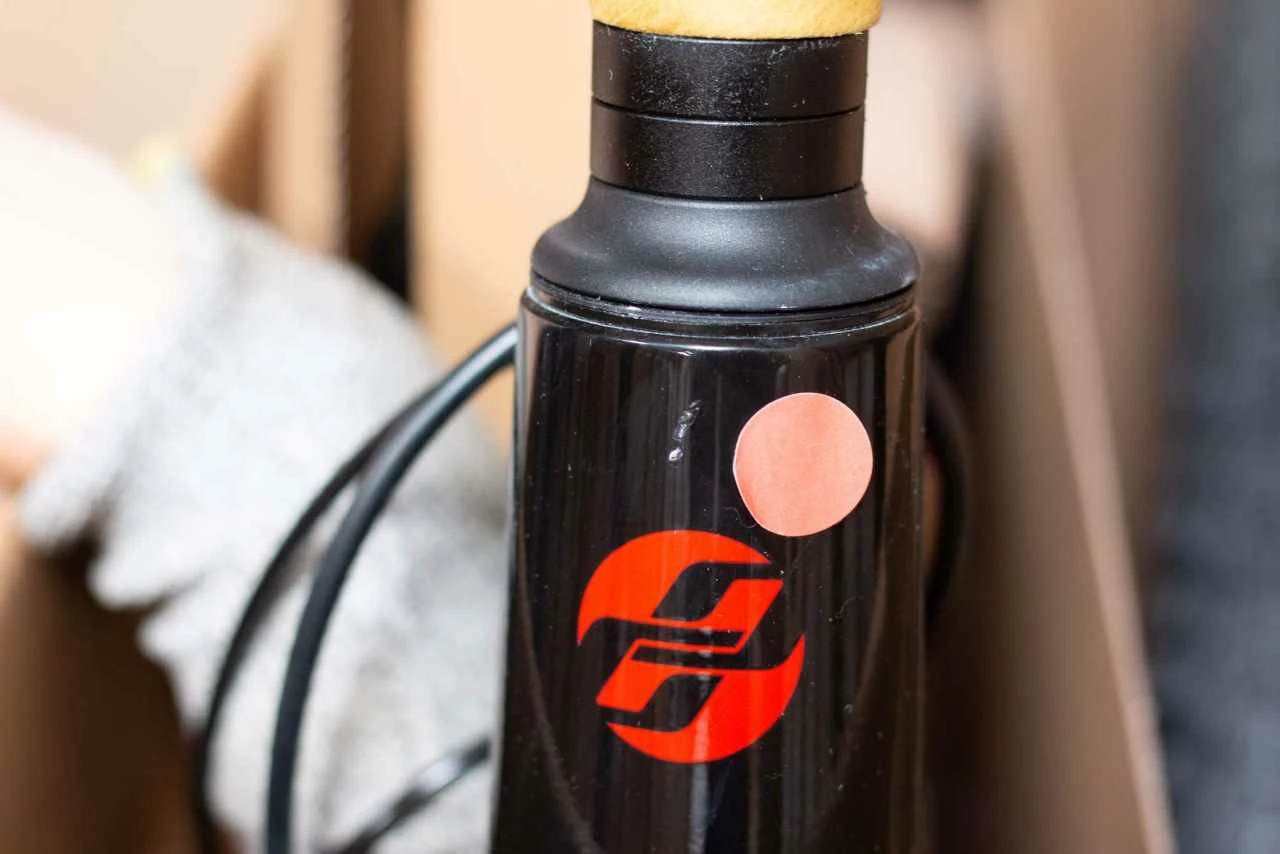 Ghost Kato 29 AL Black / Riot Red Glossy Hardtail Mountainbike Lackschaden 4 Ghost Kato 29 AL Black / Riot Red Glossy Hardtail Mountainbike Lackschaden â Bild 2