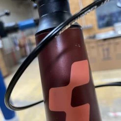 Cube Access WS Pro Rubymetal N Pink Hardtail Mountainbike Damen Lackschaden -Mountainbikes Verkaufsladen IMG 3392 1280x1280